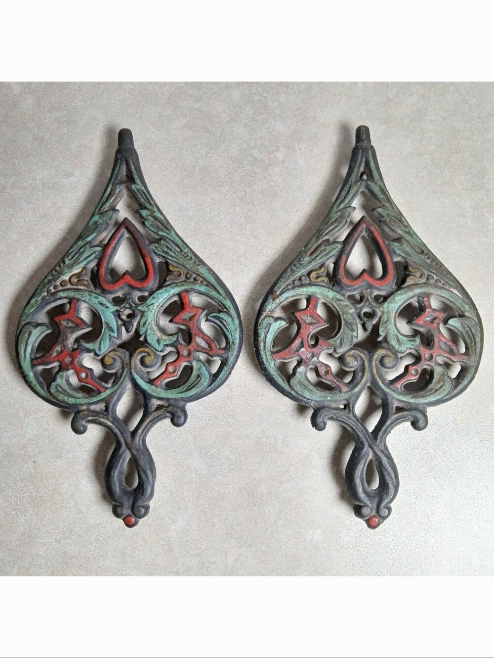 Wilton Cast Iron 3-Footed Multicolor Spade Heart Hot Pot Holder Trivet Set